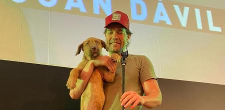 El actor y 'showman' nos habla de su día a día con Masha, a quien adoptó hace cuatro años