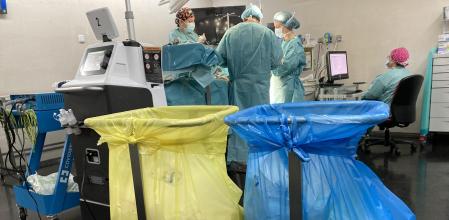 Contenedores de plástico en un quirófano del Hospital del Mar