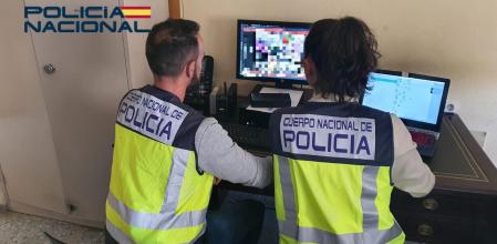 Imagen de recurso: agentes de la Policía Nacional revisan archivos pedófilos de un detenido