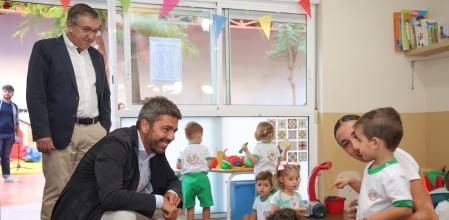 El conseller de Educación, José Antonio Rovira, y el presidente valenciano Carlos Mazón, durante una visita en el inicio de curso escolar.
