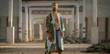 Tomás (José Manuel Poga) abandona a su mujer porque en teoría se acerca el fin del mundo... y los astrónomos se equivocan.