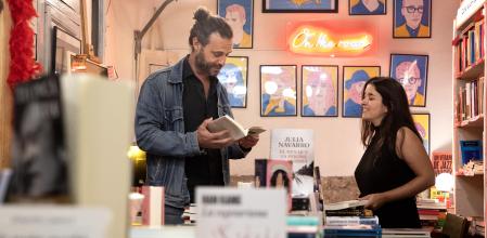 Mechi y Alex pareja que se conoció en una librería y club de lectura y se va a casar