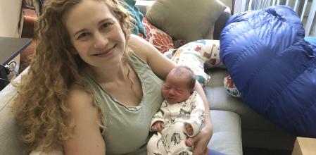 La neurobióloga Elizabeth Chrastil, con su hijo en brazos