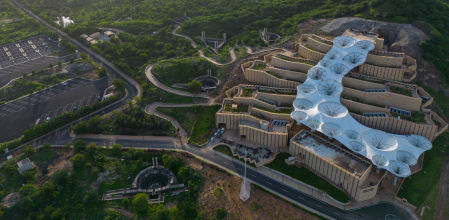 Vista aérea del Museo del Terremoto de Smritivan