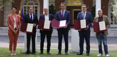 El presidente del Gobierno, con los presidentes de las patronales, los secretarios generales de los sindicatos, y la ministra de Seguridad Social