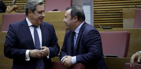 El portavoz de Vox en Les Corts, José María Llanos, junto a su portavoz adjunto.