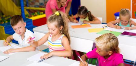 Un grupo de niños coloreando.