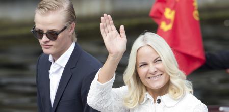 Marius Borg, con su madre, la princesa Mette-Marit de Noruega.
