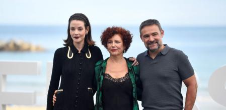 Mireia Oriol, Icíar Bollaín y Urko Olazabal posan para los fotógrafos en el festival de San Sebastián