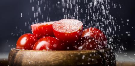 Si salas el tomate en exceso podrías secarlo y estropear su sabor.