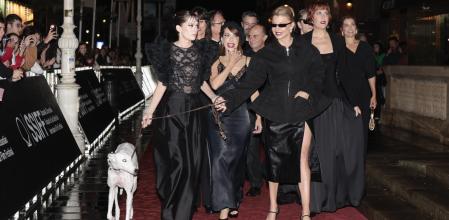 Lluvia de críticas al reparto de 'La virgen roja' por llevar un galgo a la alfombra roja del Festival de San Sebastián: 