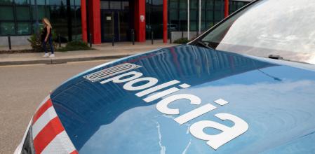 Coche de los Mossos d'Esquadra en la puerta de la comisaría de Lleida.