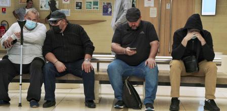 Algunos de los acusados de agredir sexualmente a Gisèle Pelicot mientras se encontraba en un estado de inconsciencia, en los tribunales de Aviñón, Francia.