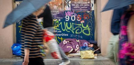 Un hombre duerme en la calle, en el Portal de l’Àngel de Barcelona&nbsp;