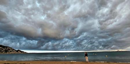 Gigantesca nube en la bahía de Roses.