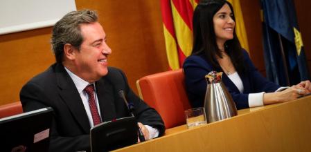 El portavoz de Vox en Les Corts, José María Llanos, junto a la diputada Miram Turiel