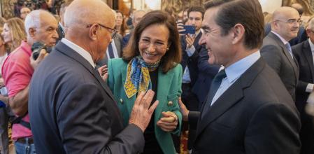 MADRID, 24/09/2024.- La presidenta del Banco Santander, Ana Patricia Botín (c), asiste al acto de posesión del exministro para la Transformación Digital y la Función Pública José Luis Escrivá, como nuevo gobernador del Banco de España, este martes en Madrid. EFE/ Borja Sánchez-Trillo