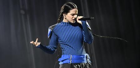 ALMERÍA, 06/07/2022. La cantante Rosalia durante el concierto que ha ofrecido hoy miércoles en lo recinto ferial de Almería, donde ha iniciado su gira mundial 