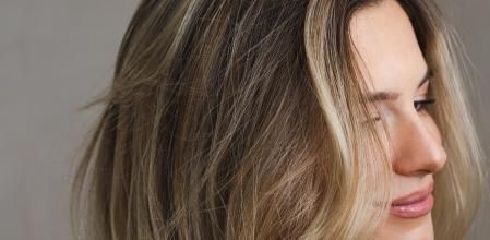 Una mujer con un cabello brillante y cuidado