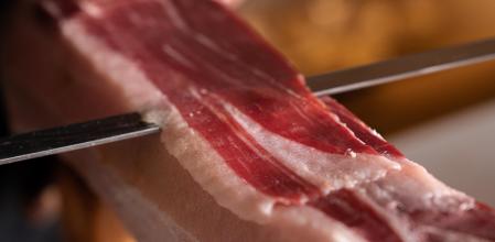 Siempre que sea posible, mejor recién cortado. Pero si se lo lleva a casa, enváselo al vacío y antes de comerlo... Lea este artículo.