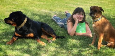 Mònica junto a Fanta y Runa