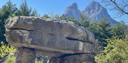 Dolmen de Molers (Saldes) y el Pedraforca al fondo.