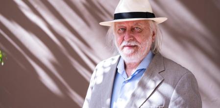 l escritor húngaro László Krasznahorkai, en Marrakech, en 2024, antes de recibir el premio Formentor 