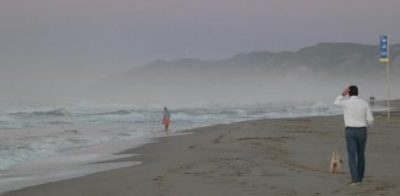 El macizo del Garraf desapareciendo en la niebla.