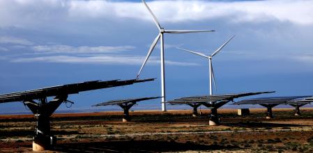 Foto:de un campo solar y eólico en Aragón