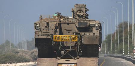 Upper Galilee (Israel), 28/09/2024.- A truck carrying a tank drives toward Israel's northern border with Lebanon, 28 September 2024. The Israeli army (Tsahal) said on 28 September that military forces continue to strike infrastructure sites of the Hezbollah organization in Lebanon. The army struck over 140 Hezbollah targets since midnight 28 September, including launchers aimed at Israeli civilians, and buildings in which weapons were stored, the report said. Hezbollah leader Hassan Nasrallah was killed in an overnight strike on Beirut, the Hezbollah and Tsahal confirmed in statements on 28 September 2024. (Líbano, Hizbulá/Hezbolá) EFE/EPA/ATEF SAFADI