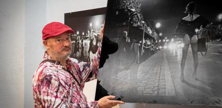 Kim Manresa junto a una de sus fotografías