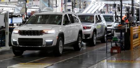 Coches de la marca Jeep, propiedad de Stellantis, en una planta de EE.UU.