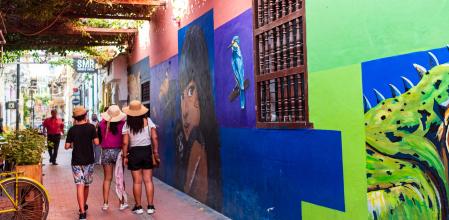 Los murales de vivos colores adornan casi cualquier fachada del centro de Santa Marta