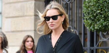 Kate Moss con el bolso de estampado leopardo de Zara en París