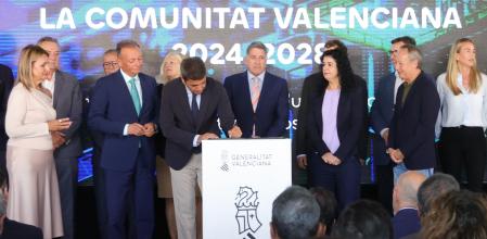 Carlos Mazón firma el manifiesto, ayer, en presencia de Nuria Montes, Salvador Navarro, Ana García Alcolea e Ismael Sáez, entre otros