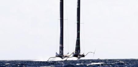 GRAFCAT8775. BARCELONA, 30/09/2024.- El Luna Rossa Prada Pirelli (i) no decayó tras perder la primera manga de este lunes ante el INEOS Britannia (d) y volvió a igualar a tres victorias la final de la Copa Louis Vuitton con una contundente victoria en el segundo enfrentamiento del día. EFE/Quique García