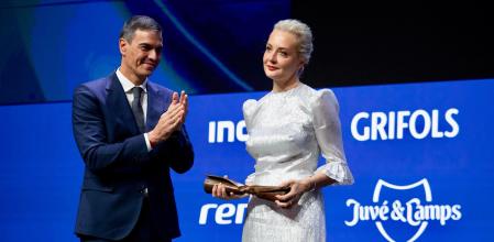 Yulia Naválnaya, viuda del disidente ruso Alexéi Navalni, recoge de manos de Pedro Sánchez, presidente del Gobierno, el premio Internacional de Guyana Guardian en la gala de los premios Vanguardia 2024 celebrado en el Palau de Congressos de Catalunya, Barcelona 30 de septiembre