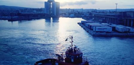 Atardecer en el puerto de Melilla con el edificio Quinto Centenario al fondo.