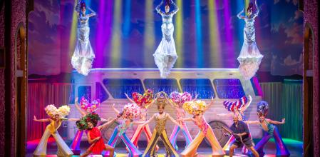 Foto ANDREA MARTÍNEZ PASTOR 02/10/2024. Presentación del musical “Priscilla, reina del desierto” en el teatro Tívoli, en Barcelona. Basado en la película ganadora de un Oscar, PRISCILLA, REINA DEL DESIERTO, es el musical internacional más espectacular y divertido. Narra las aventuras de tres artistas drag que atraviesan el desierto australiano a bordo del autobús que da nombre al musical, en un viaje en busca de amor y amistad y en el que terminan encontrando más de lo que jamás podrían haber soñado. Con 40 artistas, una impresionante colección de más de 500 trajes premiados, 200 tocados extraordinarios y la banda sonora más bailada de la historia – con los mayores éxitos de la música disco, desde Tina Turner a Madonna – PRISCILLA, REINA DEL DESIERTO, es el musical “feelgood” por excelencia.