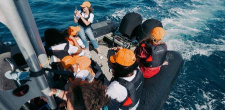 Los pequeños junto a sus familias y personal sanitario zarparon esta semana en una lancha del equipo alemán