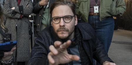 Daniel Brühl protagoniza la serie dirigida por Sam Mendes.