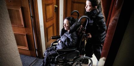 Adriana Manaia, brasileña residente en catalunya dsd hace 20 años, que cuida a su madre (86 años)Concepcion enferma de Alzhéimer (enfermedad degenerativa) en su domicilio particular (y parque en les corts, barcelona) Para un reportaje sobre familiares que cuidan a enfermos de alzhéimer (para canal vivo y sociedad)