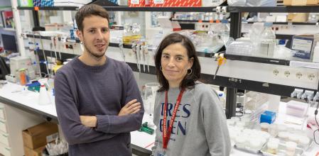 Iker Ausejo-Monleón y Marta Alonso, investigadores de la Clínica Universidad de Navarra (CUN)