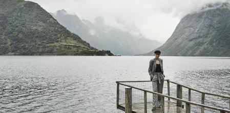 Una vista general de las dos orillas del Hjørundfjord unidas por el servicio de ferry Hutigrutten