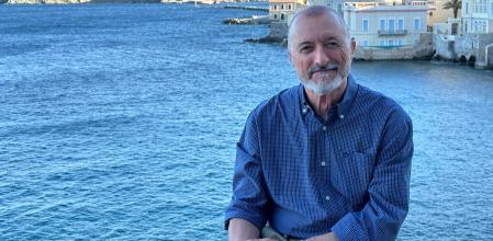 Arturo Pérez Reverte en la isla de Syros, cerca de la cual transcurre su última novela