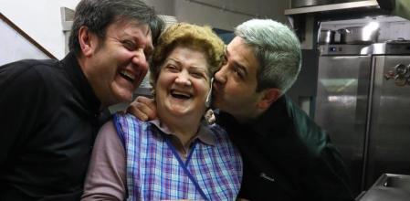 Engracia Linde, la fundadora del Bar Blanco, entre sus hijos Pepe y Kike
