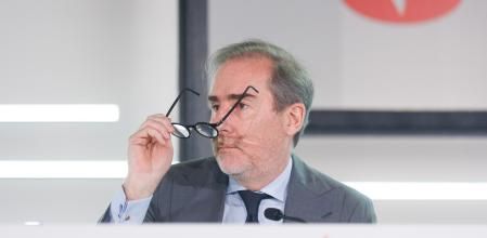 El consejero delegado de Grupo Santander, Héctor Grisi, durante la presentación de los resultados de la empresa en el primer semestre de 2023, en la Ciudad Grupo Santander, a 26 de julio de 2023, en Boadilla del Monte, Madrid (España). Banco Santander ha obtenido un beneficio atribuido de 5.241 millones de euros en el primer semestre de 2023, un 7% más en euros constantes y corrientes que en el mismo periodo del año anterior. Los ingresos crecieron un 13%, hasta 28.234 millones de euros.