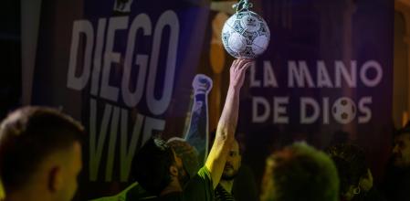 Foto ANDREA MARTÍNEZ PASTOR 08/10/2024. Exposición de Diego Armando Maradona (Lanús, 30 de octubre de 1960-Dique Luján, 25 de noviembre de 2020). Fue un futbolista, entrenador y presentador argentino. Como jugador se desempeñó como mediocampista ofensivo o delantero, y es reconocido por numerosos especialistas, exfutbolistas y personalidades internacionales como «uno de los mejores futbolistas en la historia». Asimismo, ha sido catalogado por algunos medios como el «mejor jugador en la historia de la Copa Mundial», de la cual fue designado como el mejor jugador en su edición de 1986.