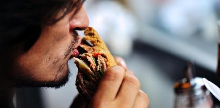 Cuando comemos con las manos, dicen los especialistas, tendemos a ingerir el alimento de manera más rápida