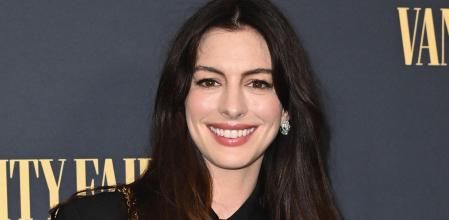 Anne Hathaway con un maquillaje favorecedor en el estreno de “The Apprentice” en Nueva York